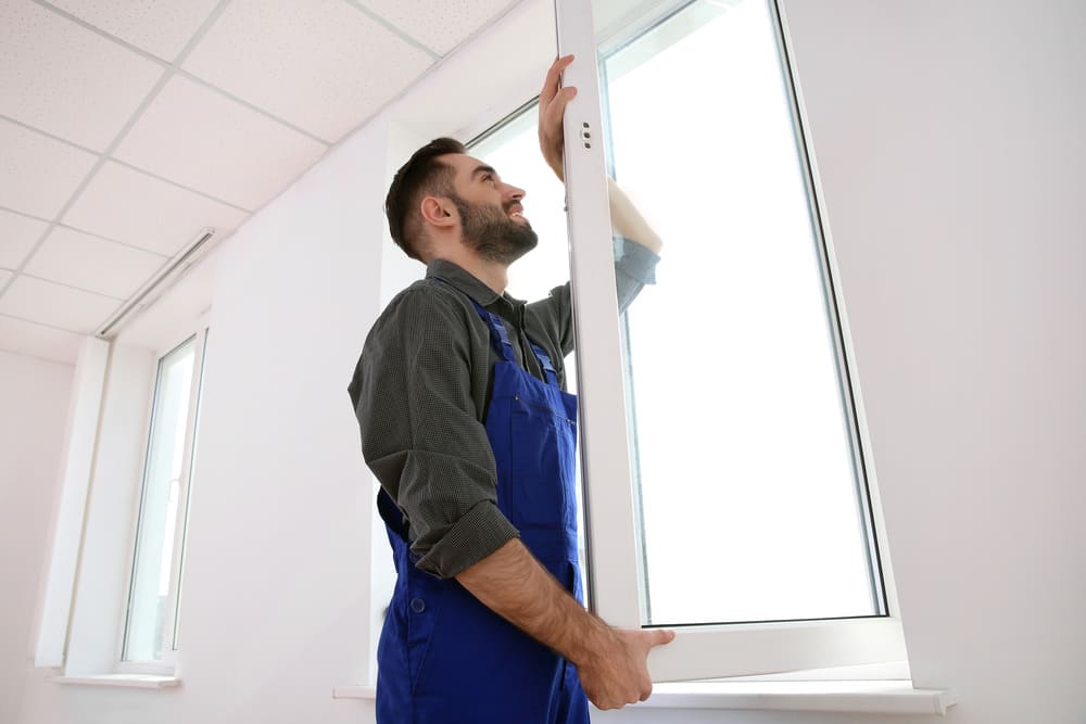 Artisan vitrier professionnel à Toulouse effectuant une installation