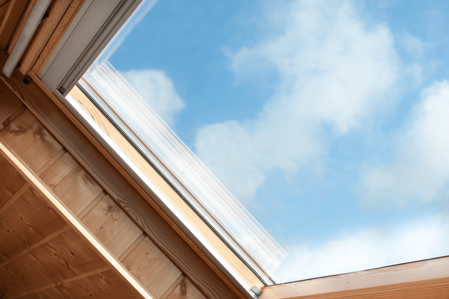 Installation de fenêtre de toit Velux pour plus de lumière à Toulouse